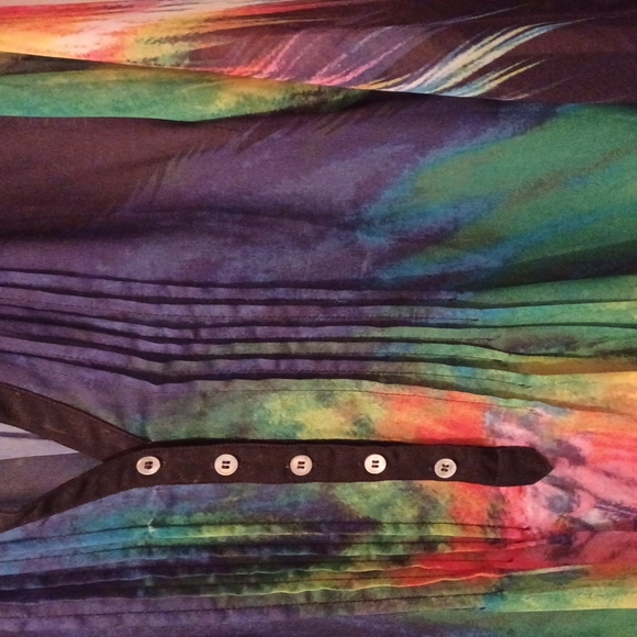 Woman's Top - Picture 3 of 4